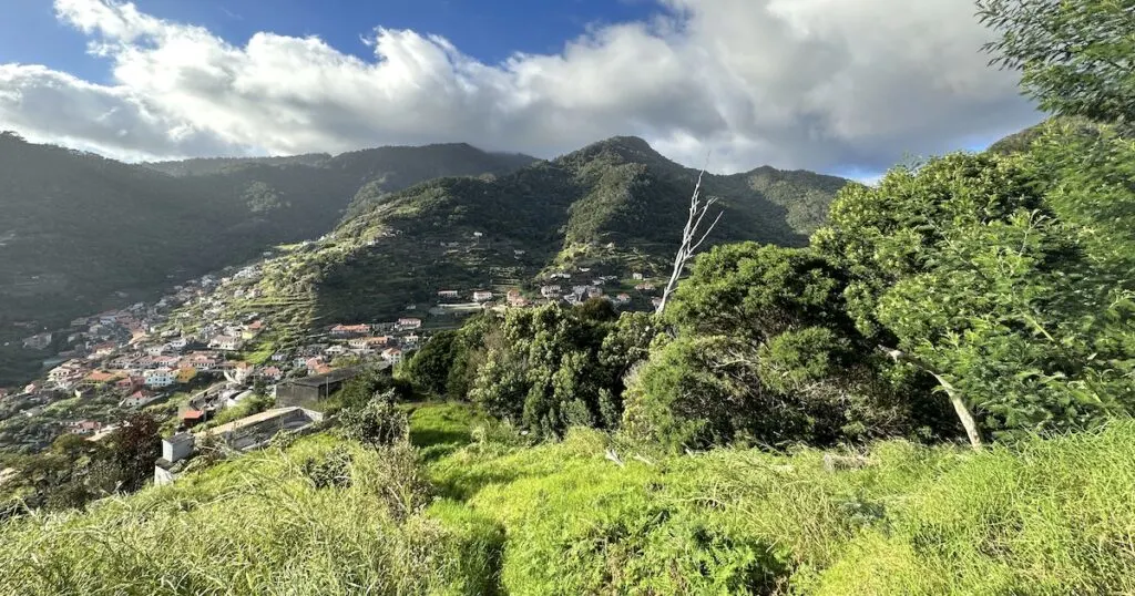 Houses in the village of Maroços, spread across green slopes.
